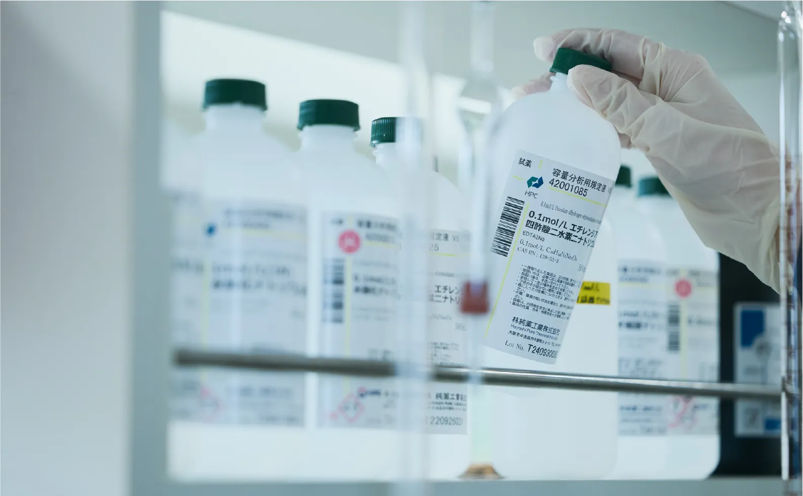 薬品を手に持つ様子