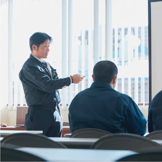 作業員を着た男性が説明を行う様子