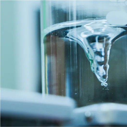 メスシリンダーに水が入っている様子