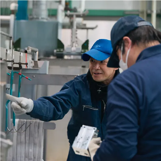 作業員を着た男性が説明を行う様子