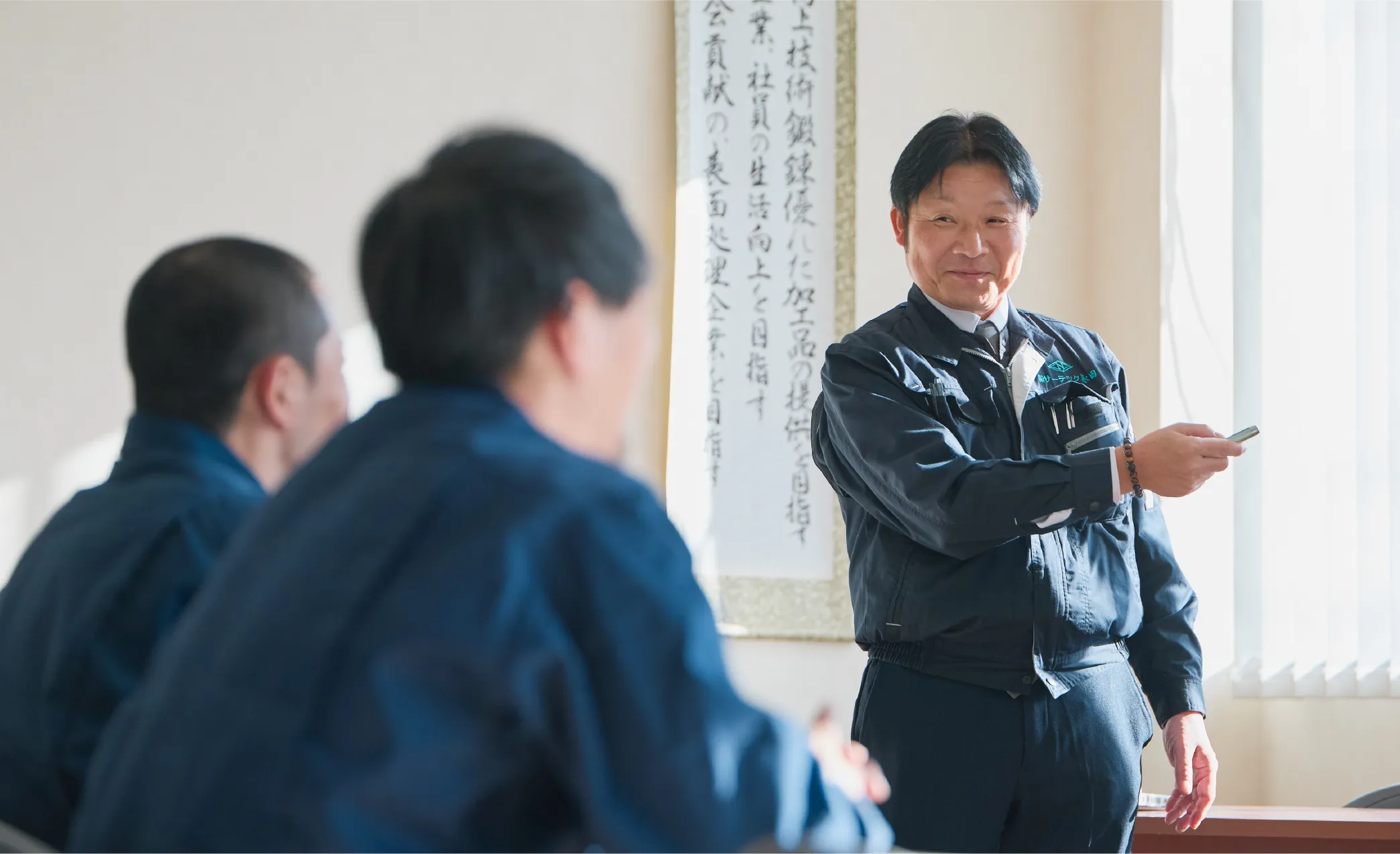 作業服を着た男性が機械を使用して作業を行う様子